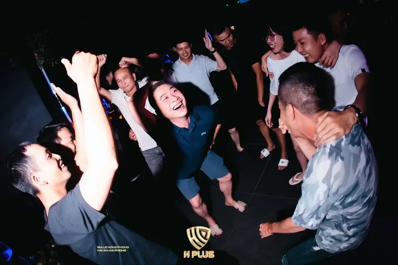 Nhóm bạn khoác vai nhảy vòng tròn, cười hết cỡ trên sàn H Plus